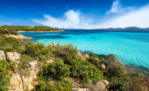 Olbia entdecken Ein Strand auf der Insel Olbia, Sardinien.