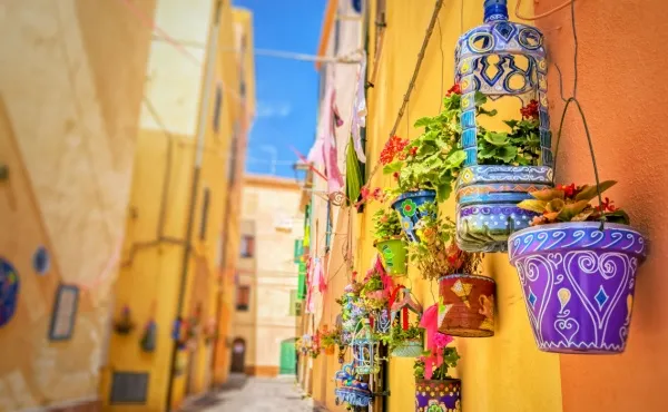 Bezaubernde Altstadt mit bunten Töpfen, Olbia Bezaubernde Altstadt mit engen Gässchen und bunten Töpfen, Olbia.
