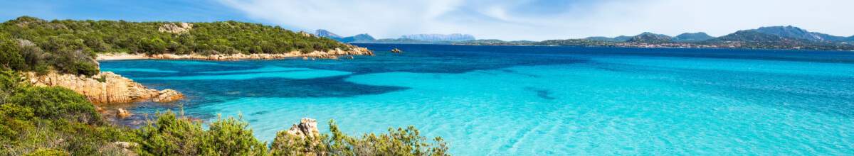 Schönes türkisfarbenes und kristallklares Meer am Strand, Costa Smeralda, Olbia, Sardinien, Italien.