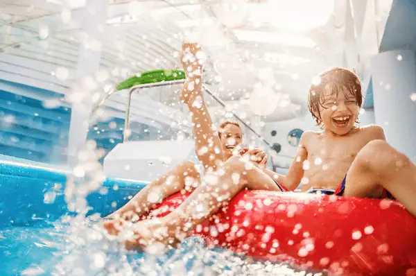 Kinder auf der Wasserrutsche auf dem Activity Deck