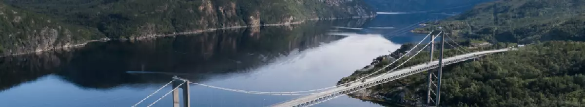 Brücke in der Fjordlandschaft bei Narvik