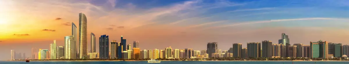Skyline von Abu Dhabi im Sonnenuntergang