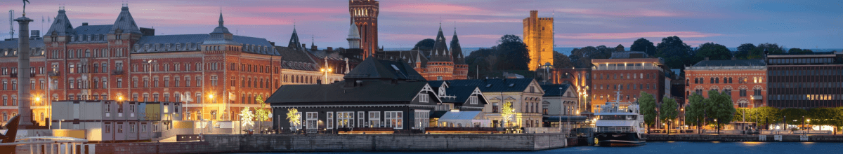 Die schöne Skyline von Helsingborg in der Abenddämmerung