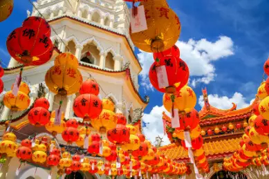 Kek Lok Si Temple dekoriert mit roten und gelben Lampignons für die chinesische Neujahrsfeier Penang Insel, Malaysia