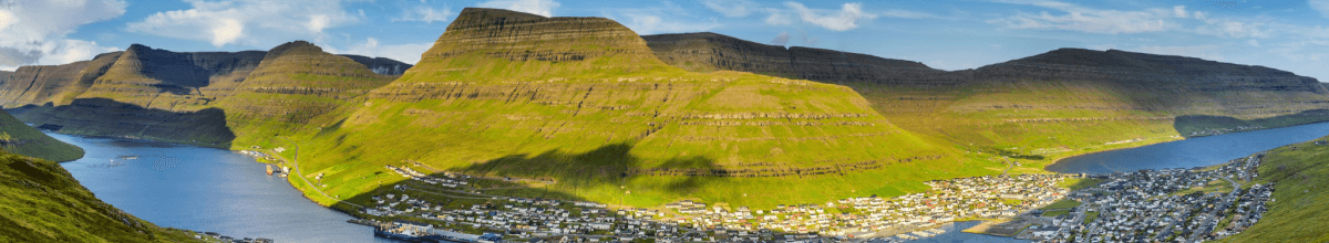 Die hügelige Landschaft von Klaksvik