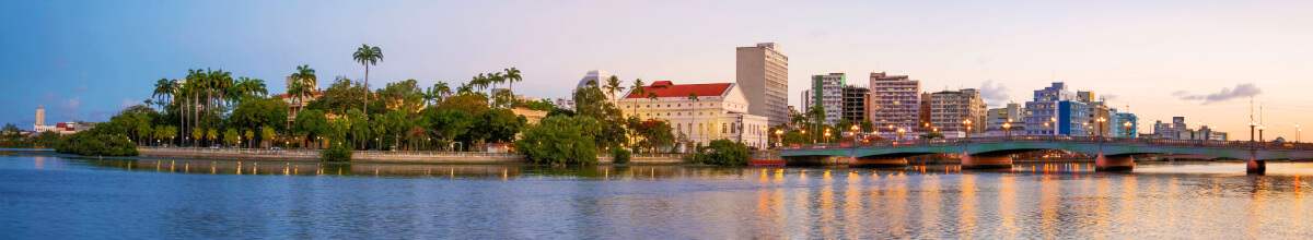 Die Skyline der historischen Altstadtinsel von Recife am Fluss Capibaribe bei Sonnenuntergang.