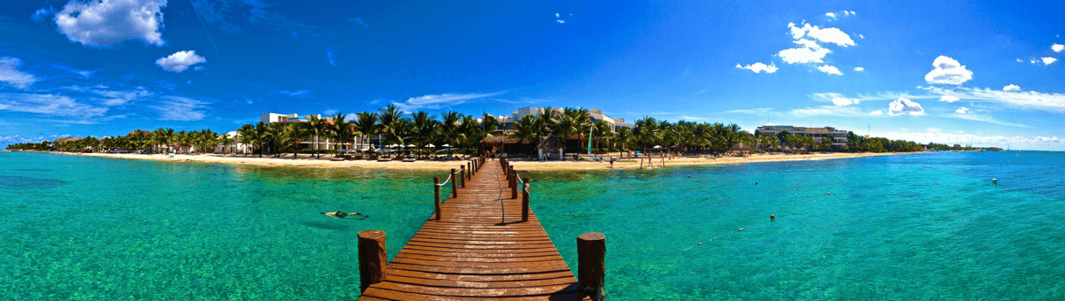 Ein Steg, der an die Küste von Cozumel führt