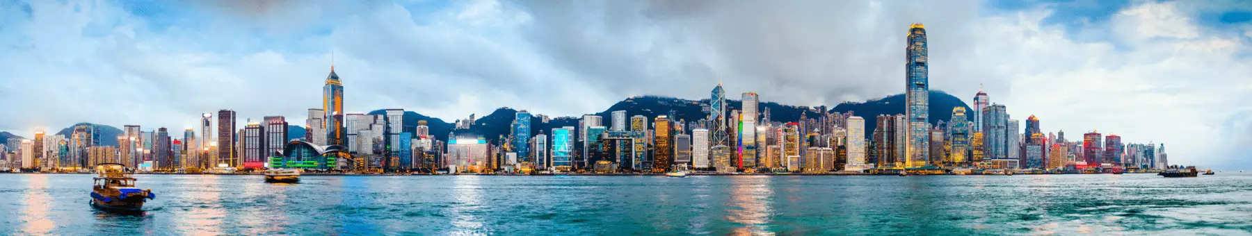 Die Skyline von Hongkong, an den Ufern des Südchinesischen Meeres, mit Schiffen im Vordergrund.