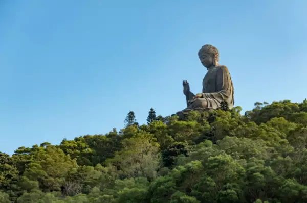 Der 34 Meter große Tian Tan Buddha, der im Schneidersitz über die Stadt wacht.
