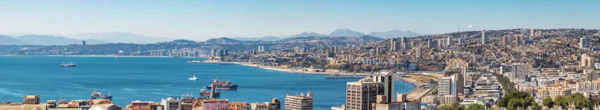 Über den Dächern von Valparaíso sehen Sie das Meer