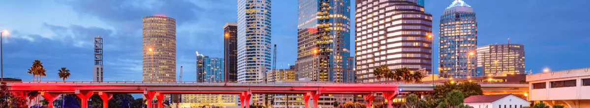 USA Downtown Skyline am Hillsborough River in Tampa, Florida in der Dämmerung.