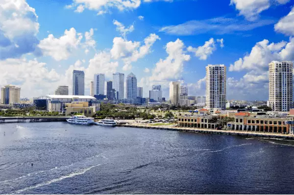 Anlegestelle für Kreuzfahrtschiffe bei hellem Wolkigen Wetter vor der Skyline Tampas