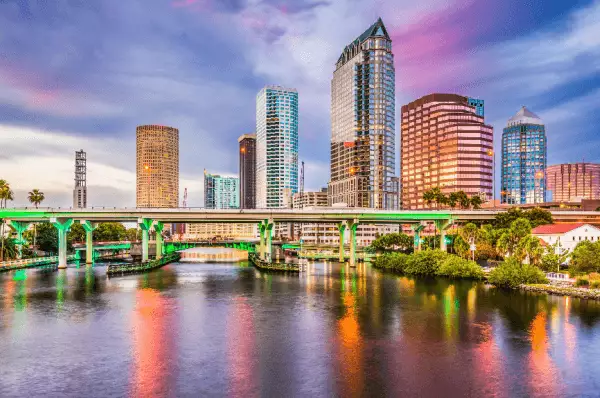 USA Downtown Skyline am Hillsborough River am helligsten Tag. Die Brücke erstrahlt in grün und in Hintergrund sieht man die Hochhäuser