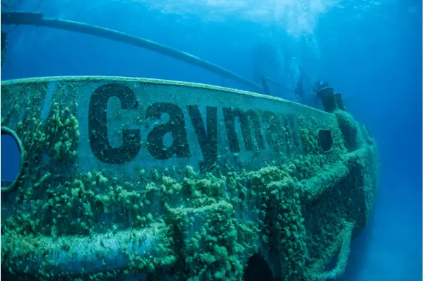Piratenschiff am Meeresboden Ein Piratenschiff mit der Aufschrift Cayman am Meeresboden.
