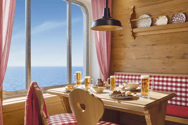 Spezialitäten-Restaurant Almhütte Urig gedeckter Holztisch in der Almhütte