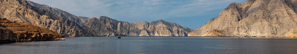Gebirge im Hintergrund zum strahlend blauen Meer