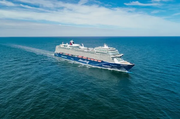Mein Schiff 7 Die Mein Schiff 7 in Außenansicht auf dem weiten Meer.