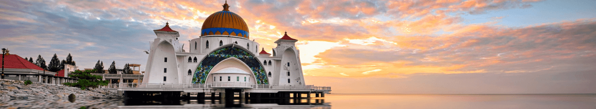 Moschee an der Küste in Malakka bei Sonnenaufgang