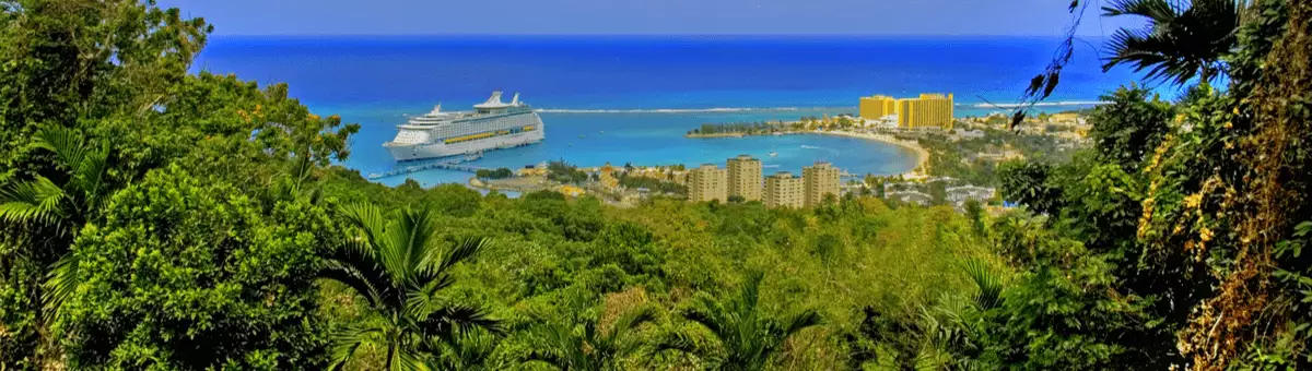 Panorama Ausblick aus Richtung Wald auf den Hafen und das Meer in Ocho Rios