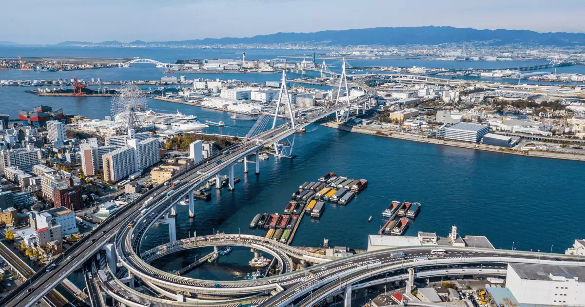 Der Hafen Osakas Der Hafen der Stadt von oben. Man sieht das Meer die Anlegestellen und teile der Stadt selber