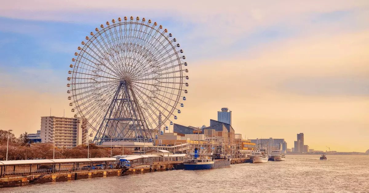 Freizeit Osaka Das große Riesenrad in Osaka direkt am Meer