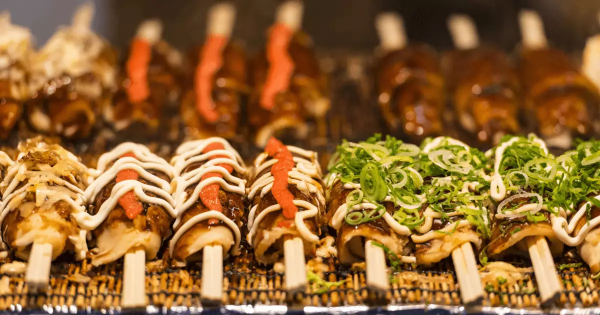 Japanisches Streetfood Auf dem Bild sehen Sie Japanische Spezialitäten. Kleine Teigtaschen an hozstielen.