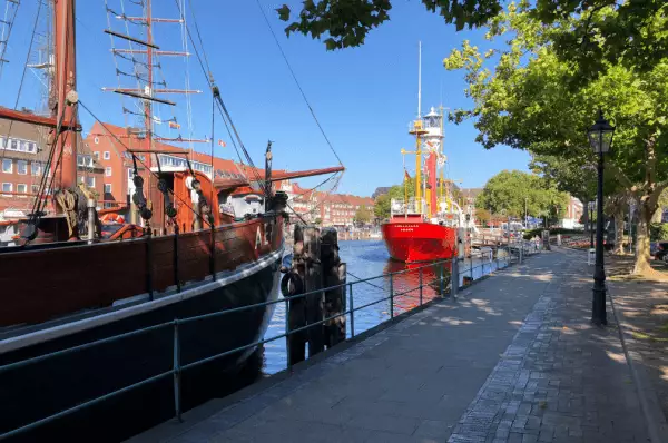 Schiffsmuseen in Emden zwei Schiffsmuseen auf Kanal in Emden