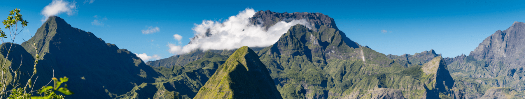 Das Panorama von Bergspitzen umgeben von Nebel