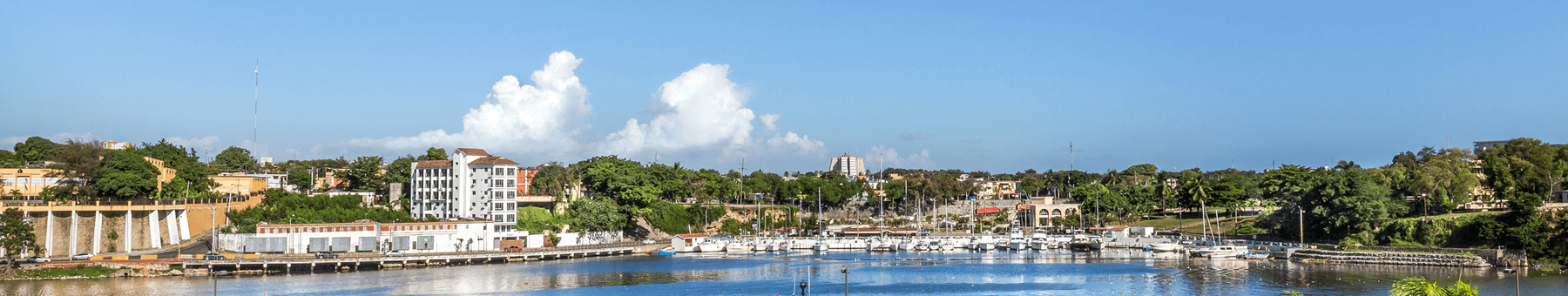 Die Anlegestelle des Hafens in Santo Domingo im Panorama dagestellt