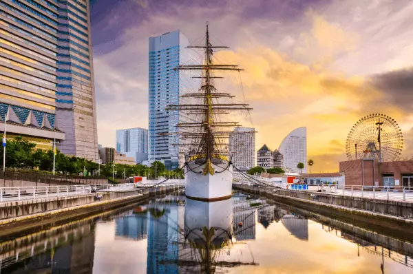 Yokohama: Museumsschiff in Hafen