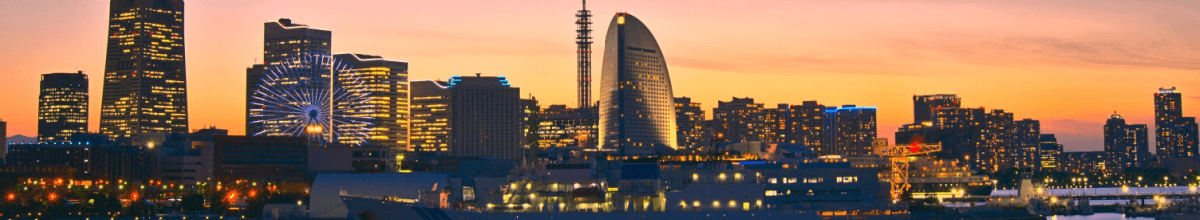Yokohama Skyline bei Sonnenuntergang an Bucht