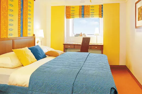 Außenkabine auf AIDAaura mit Doppelbett und Fenster