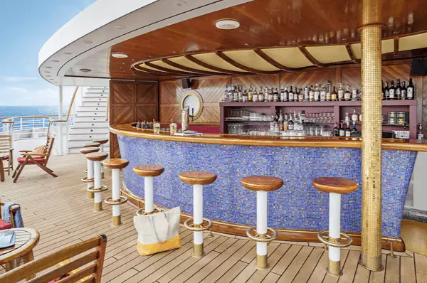 Bar im Außenbereich von AIDAaura