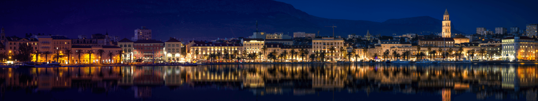 Ein Panorama des Nachtlebens Split. Hell erleuchtet strahlen die Lichter der Stadt