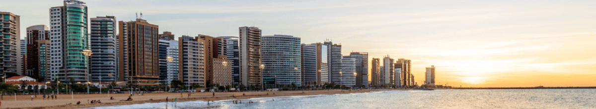 Fortaleza- Strandpromenade mit Hochhäusern bei Sonnenuntergang