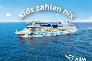 Seitenansicht von AIDAblu auf See. Mittig darüber gekrümmter Schriftzug Kids zahlen nix in weiß. Rechts unten in der Ecke das AIDA Logo mit Kussmund in weiß.