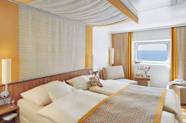 Meerblickkabine auf AIDAdiva Kabine mit Fenster und Doppelbett