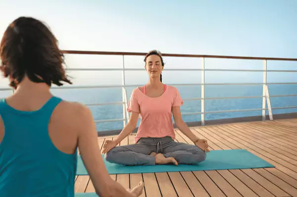 Yoga auf AIDAdiva Sport mit Meerblick auf AIDAdiva