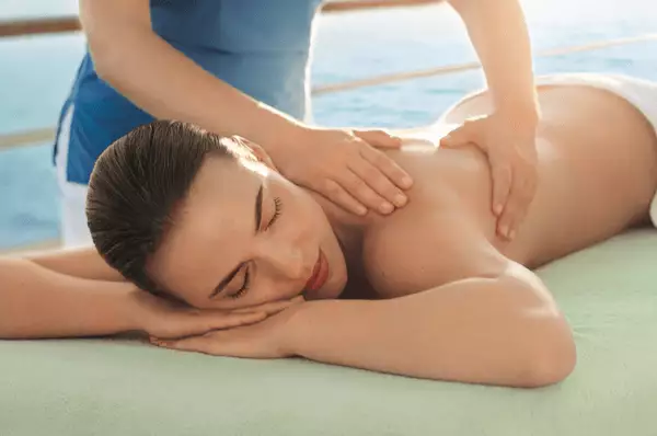Entspannende Massage unter freiem Himmel