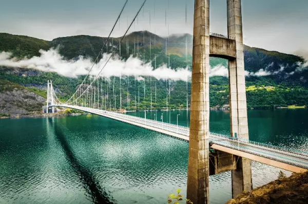 Auf dem Bild sehen Sie die Hardangerbrücke, wie sie die Nord- mit der Südseite des Hardanerfjords verbindet.