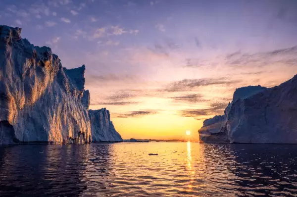 Einfahrt in den Hafen von Ilulissat Im Sonnenuntergang ist die Passage, durch die die Schiffe den Hafen Ilulissat erreichen zu sehen. Dies Passage wird von zwei großen Eisbergen gebildet.