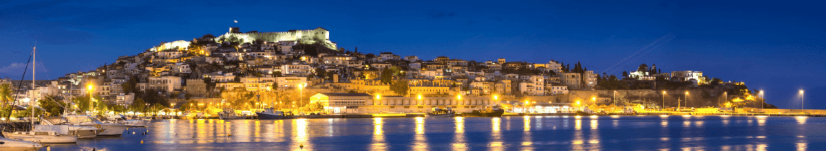 Kavala bei Nacht am Meer mit Lichtern