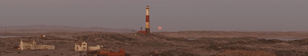 Das Bild spiegelt das Abbild der Wüste wieder. Sandige, eher triste Farben zeigen den Himmel, die Sandpartie, sowie den Leuchtturm.