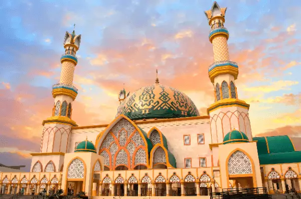 Die Moschee Zu sehen ist eine prachtvolle große, beeindruckende Moschee vom Lombok. Für ein religiöses Gebäude ist dieses sehr farbenfroh.