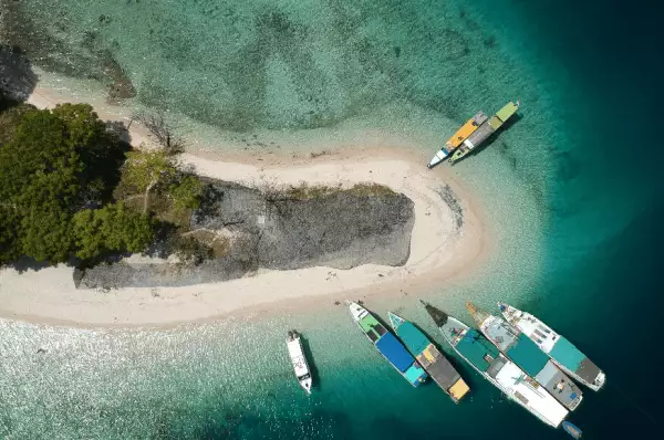 Lombok Hafen An der Spitze der Insel fahren ein paar Kreuzfahrtschiffe zum Anlegen hin.