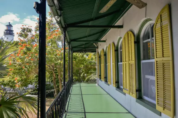 Ernest Hemingway Haus in Key-West Ernest Hemingway Haus in Key West mit gelben Fensterläden