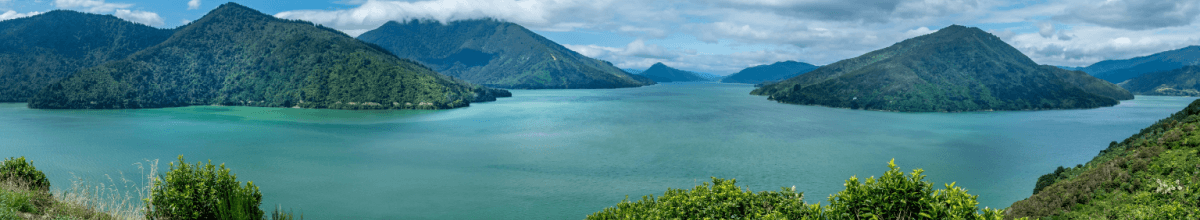 Picton - Wasser, mit bergiger Landschaft
