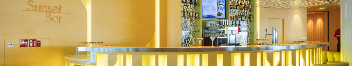Sunset Bar an Bord eines AIDA Schiffs. Im AIDA PREMIUM ALL IN Tarif ist auch ein Getränkepaket enthalten.
