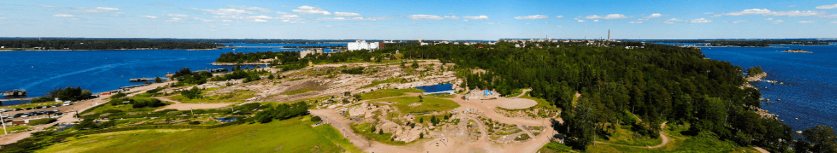 Panoramablick über Kotka mit grüner Landschaft am blauen Meer
