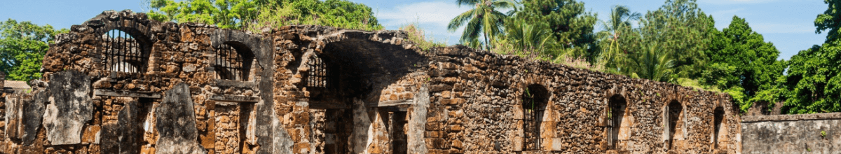 Man sieht im Panoramaanblick eine Mauer aus Stein des Gefängnis der Insel